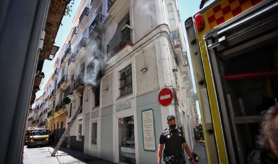 Operativos actuando en el incendio de la calle Sacramento de Cádiz. Diario de Cádiz / Jesús Marín